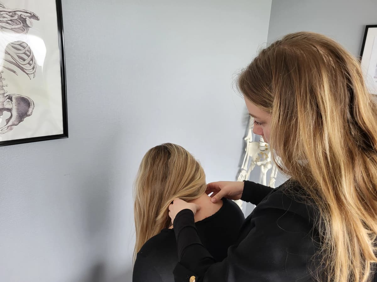 Manipulations au niveau de la nuque du patient